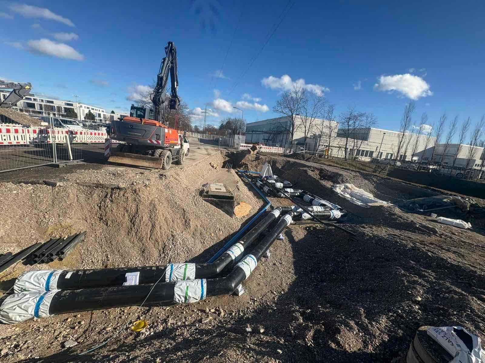 Verlegung gedämmter Fernwärmeleitungen im offenen Rohrgraben auf einer Großbaustelle
