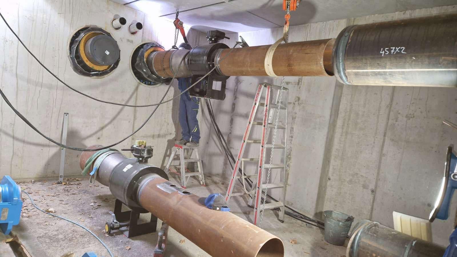 Montage von Stahlrohrleitungen in einer Technikzentrale mit Wanddurchführungen
